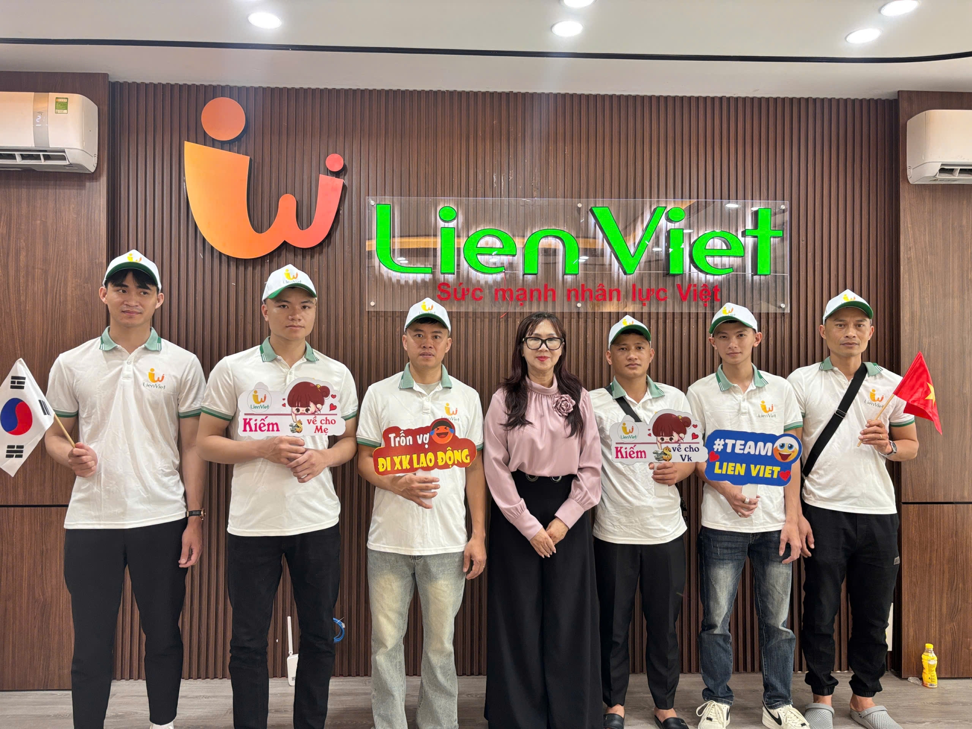 CHÚC MỪNG CÁC BẠN ĐƠN VISA ĐÔ THỊ TỈNH GYEONGSANGNAM- DO ĐÃ TỚI HÀN QUỐC AN TOÀN.  CHÚC CÁC EM CỐ GẮNG VÀ THÀNH CÔNG TRÊN ĐẤT BẠN!